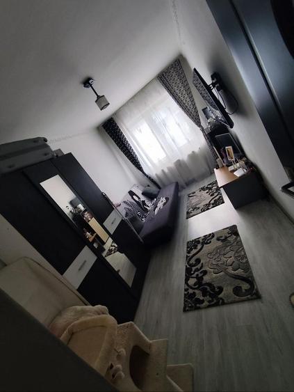 Apartament cu 3 camere semidecomandat în Plopilor