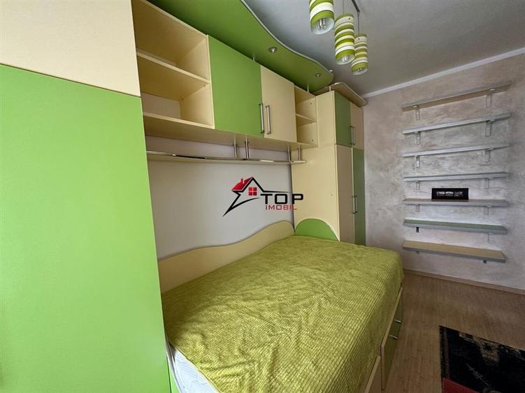 Apartament cu 3 camere semidecomandat, mobilat în Podu Roș