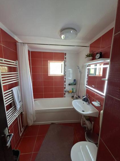 Apartament cu 3 camere decomandat în 1 Decembrie