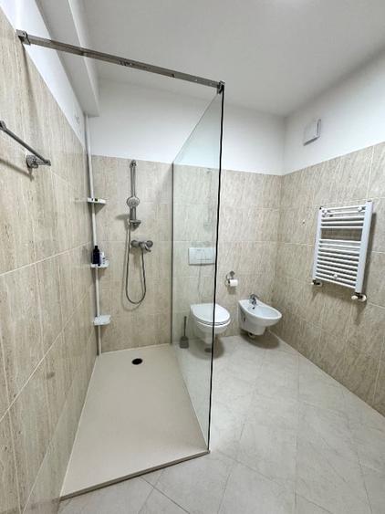 Apartament cu 3 camere semidecomandat, mobilat în Torontalului