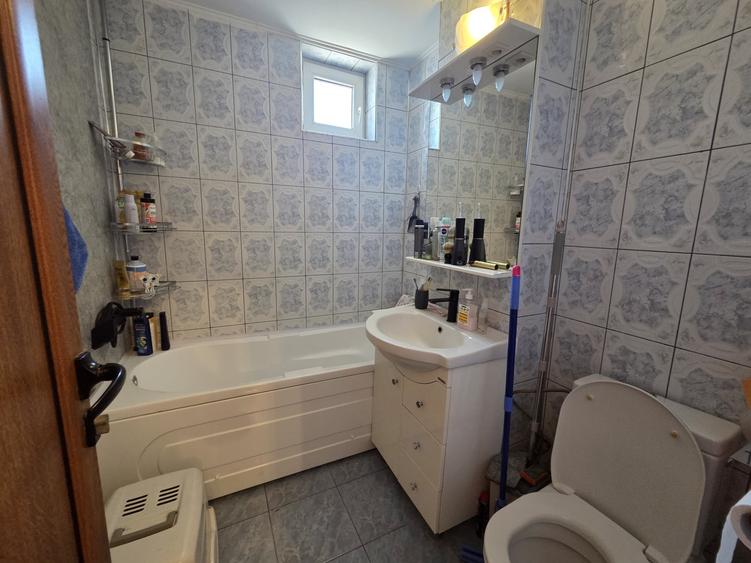 Apartament cu 3 camere decomandat, mobilat în Alexandru cel Bun