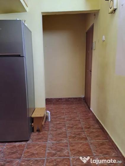 Apartament cu 3 camere semidecomandat în Micro 15