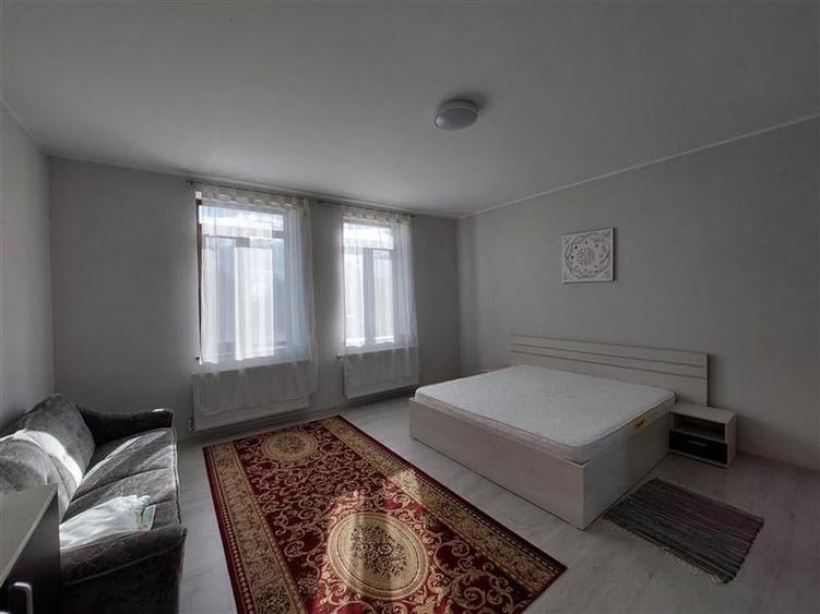 Casă individuală cu 7 camere cu Canalizare în Central