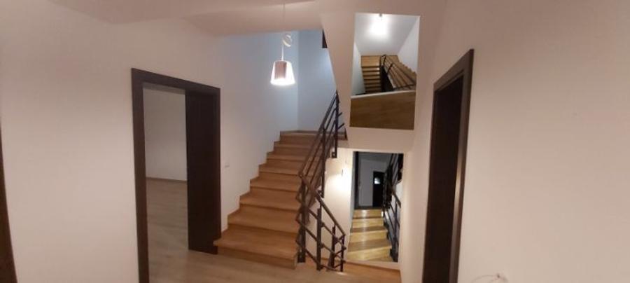 Casă cu 6 camere cu Teren 900 Mp în Pipera