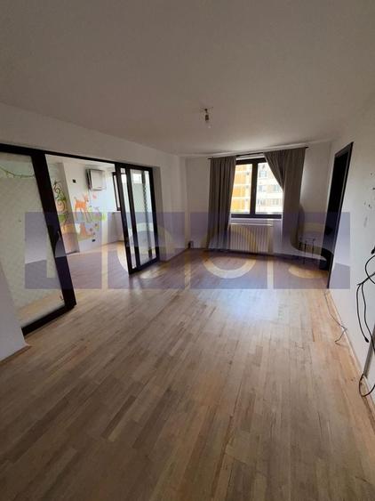Apartament cu 4 camere decomandat, mobilat în Crângași