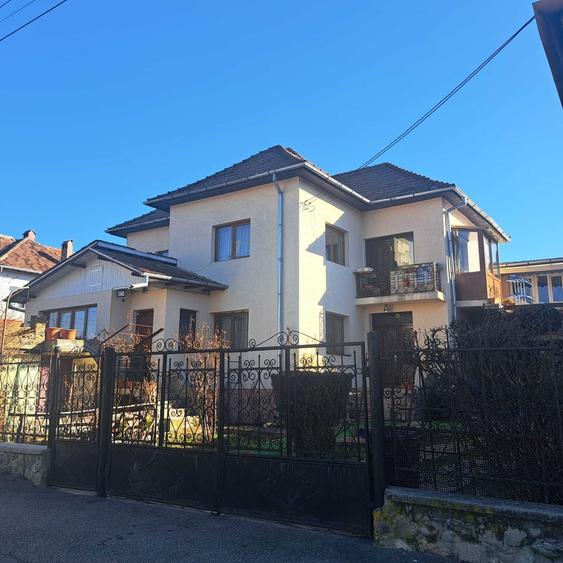 Casă cu 4 camere în Central