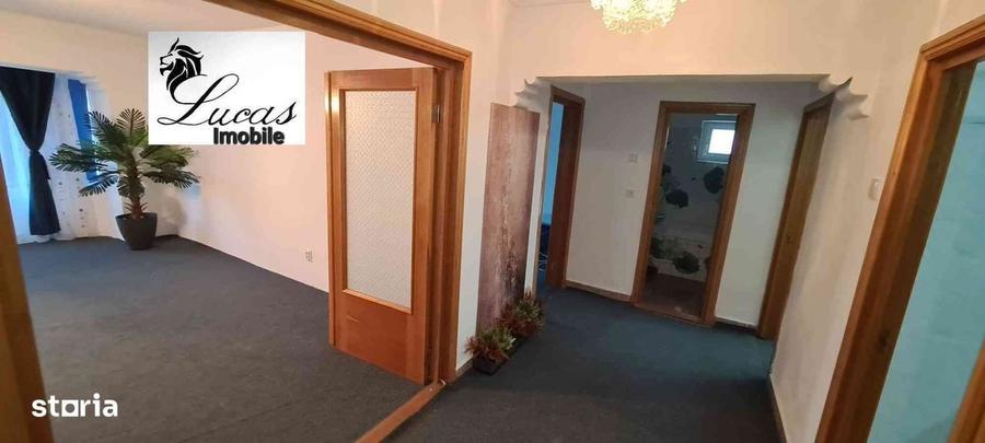 Apartament cu 3 camere decomandat în Stadion
