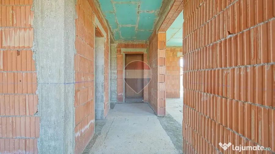 Casă cu 4 camere cu Teren 500 Mp în Cristian