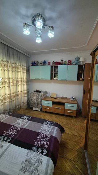 Apartament cu 3 camere decomandat în Lacul Tei