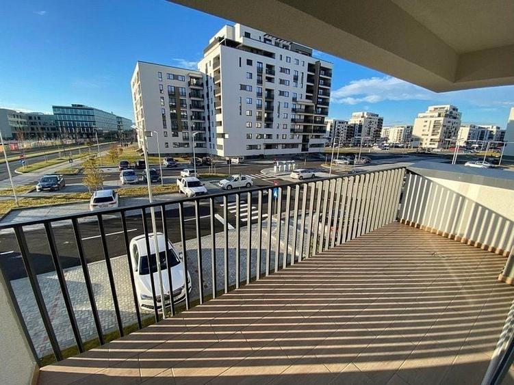 Apartament cu 3 camere decomandat în Tractorul
