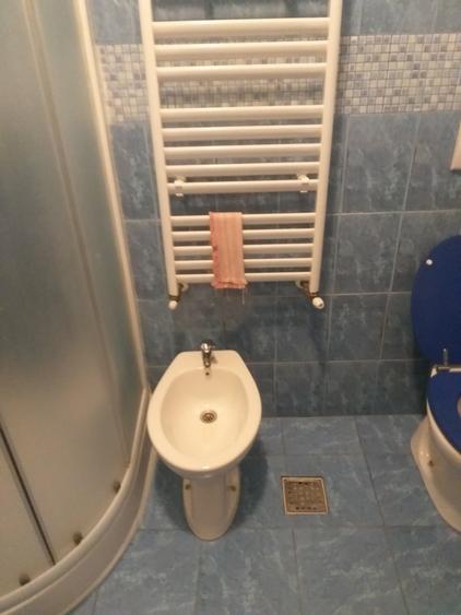 Casă individuală cu 8 camere cu Teren 340 Mp în Central