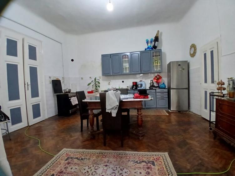 Casă individuală cu 6 camere cu Canalizare în Central