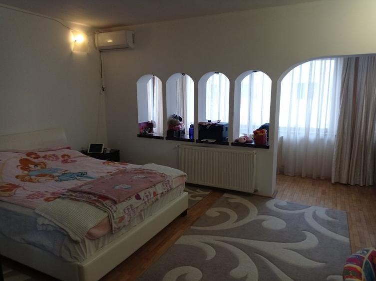 Casă individuală cu 5 camere cu Canalizare în Craiovei