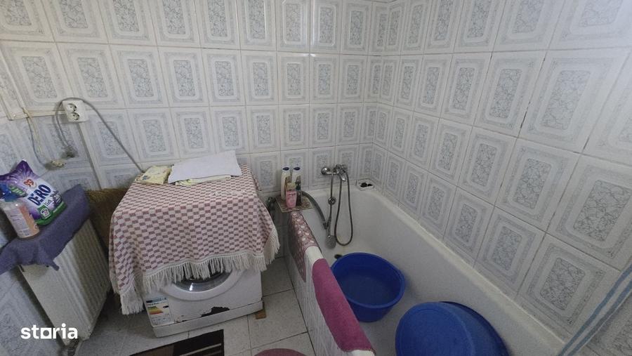Vand casa caramida si teren 740 mp in Roman - 9