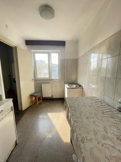 Apartament cu 3 camere semidecomandat în Podu Roș