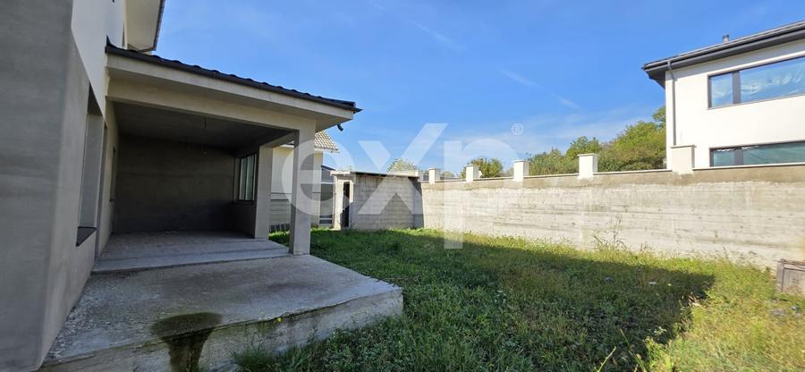 Casă individuală cu 4 camere cu Canalizare în Nord-Est