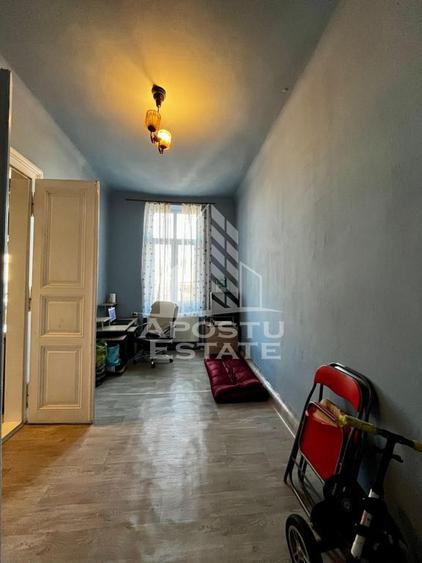 Apartament cu 3 camere decomandat, mobilat în Badea Cârțan