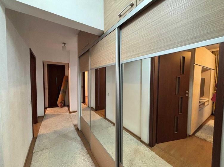 Casă cu 4 camere decomandat în Aurel Vlaicu