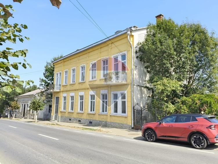 Casă individuală cu 18 camere cu Teren 666 Mp în Central