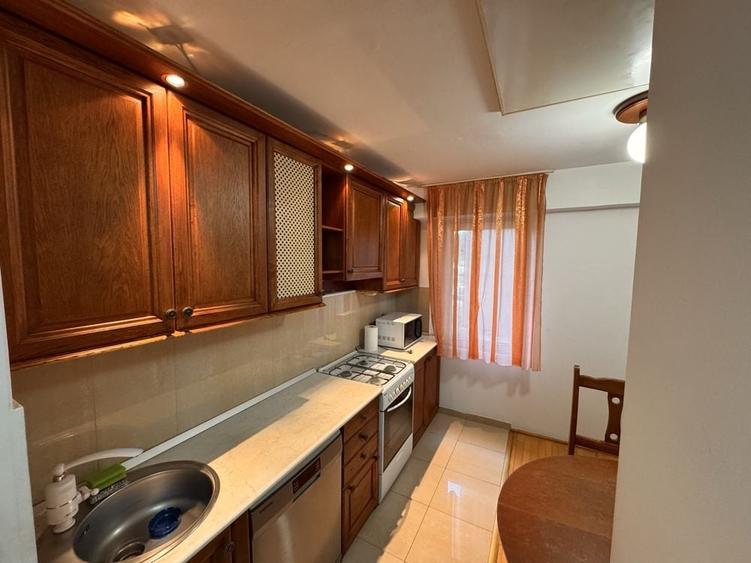 Apartament cu 4 camere decomandat în Tudor