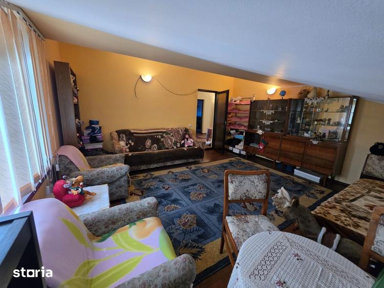 Casă cu 10 camere cu Teren 356 Mp în Bradu