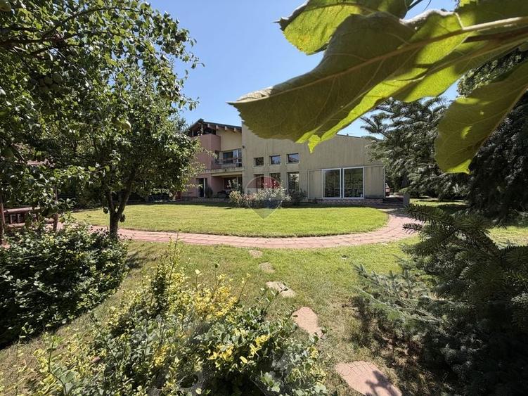 Casă individuală cu 8 camere cu Teren 1947 Mp în Corbeanca
