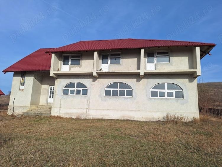 Casă cu 6 camere cu Teren 1680 Mp în Miroslovești