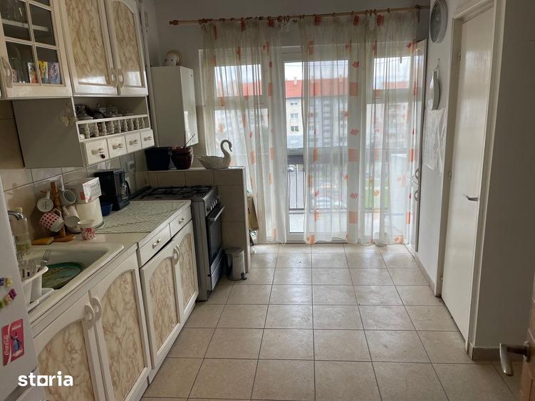 Apartament cu 3 camere decomandat în Carpați 2