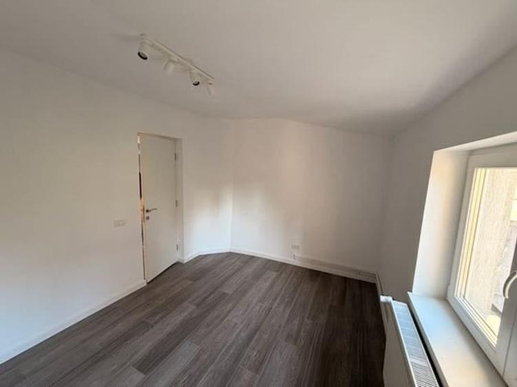 Apartament cu 6 camere decomandat, mobilat în Clucerului