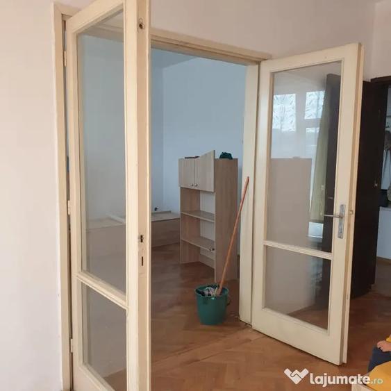 Apartament cu 2 camere decomandat în Tractorul