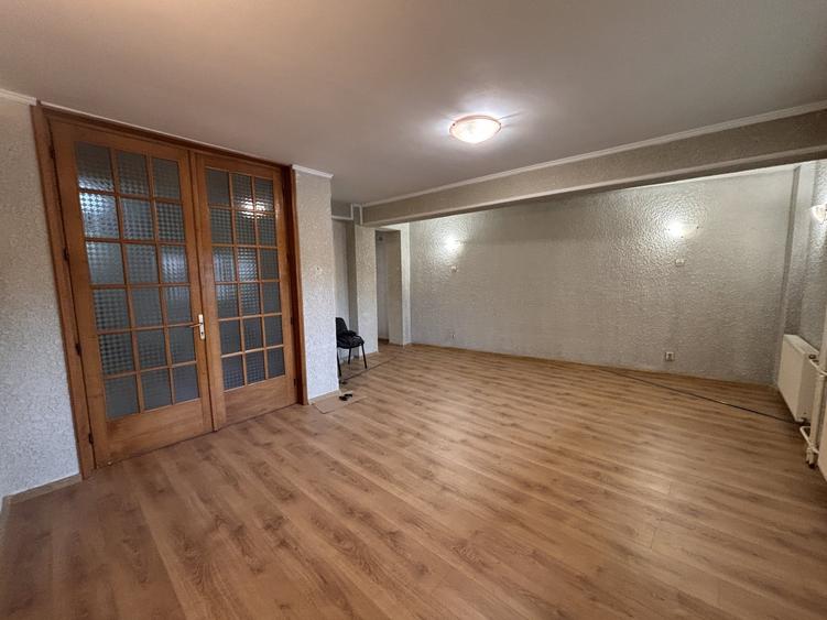 Casă individuală cu 14 camere cu Canalizare în Calea Călărașilor