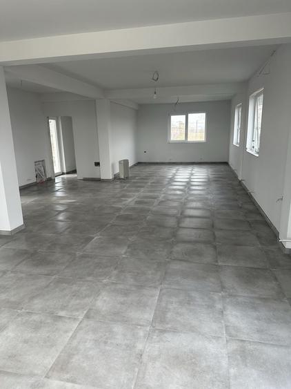 Spațiu comercial, de 100 mp, în Miroslava