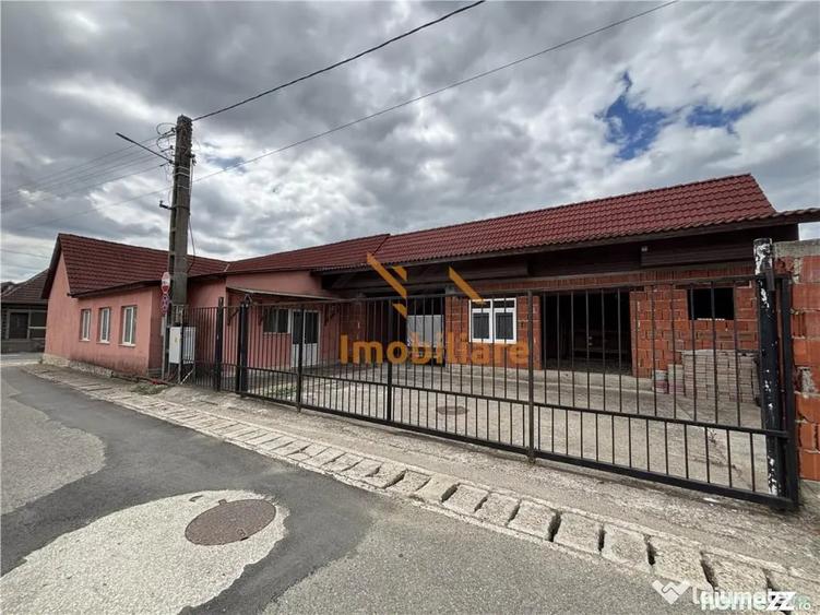 Spațiu comercial, de 320 mp, în Groși