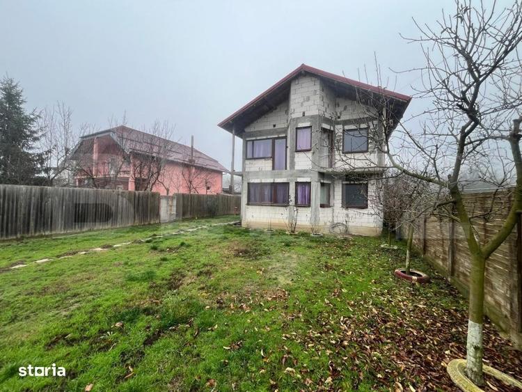 Casă cu 4 camere în Leamna de Sus