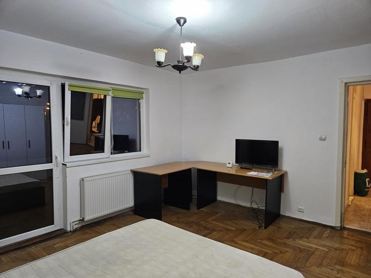 Apartament cu 3 camere decomandat în Lipovei