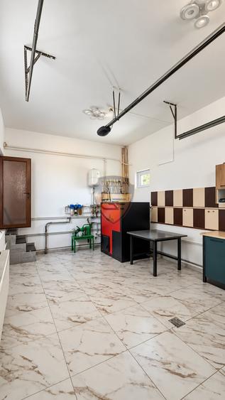 Casă individuală cu 8 camere cu Canalizare în Brătianu