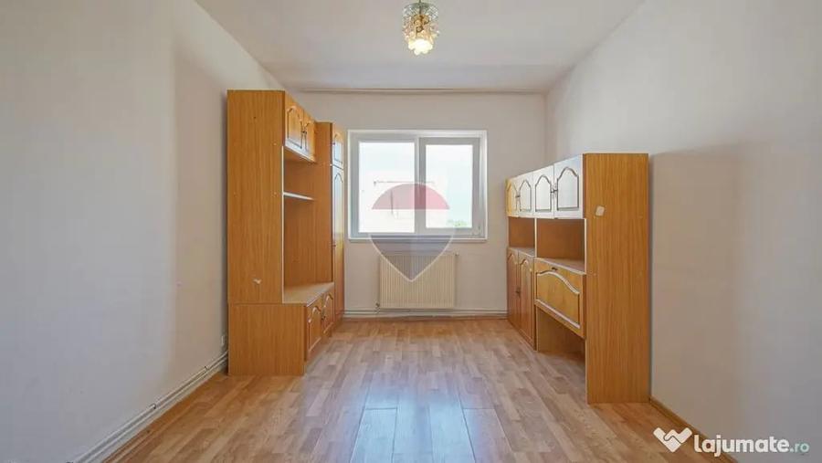Apartament cu 3 camere semidecomandat în Nord