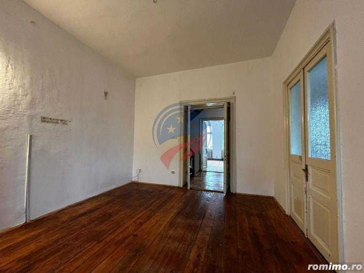 Casă cu 8 camere cu Teren 117 Mp în Ultracentral