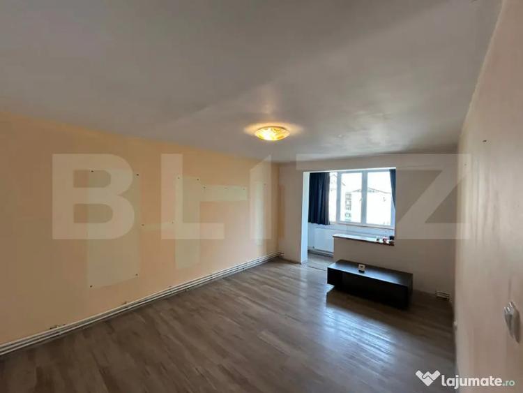 Apartament cu 3 camere decomandat în Independenței