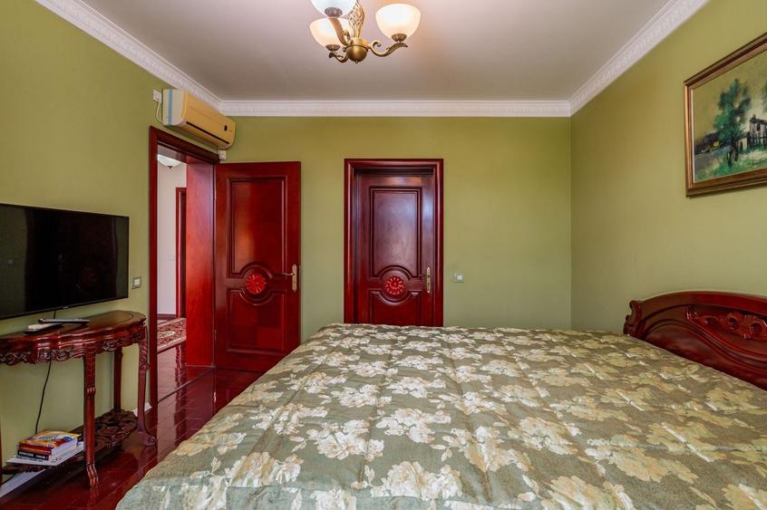 Casă individuală cu 8 camere cu Canalizare în Sud