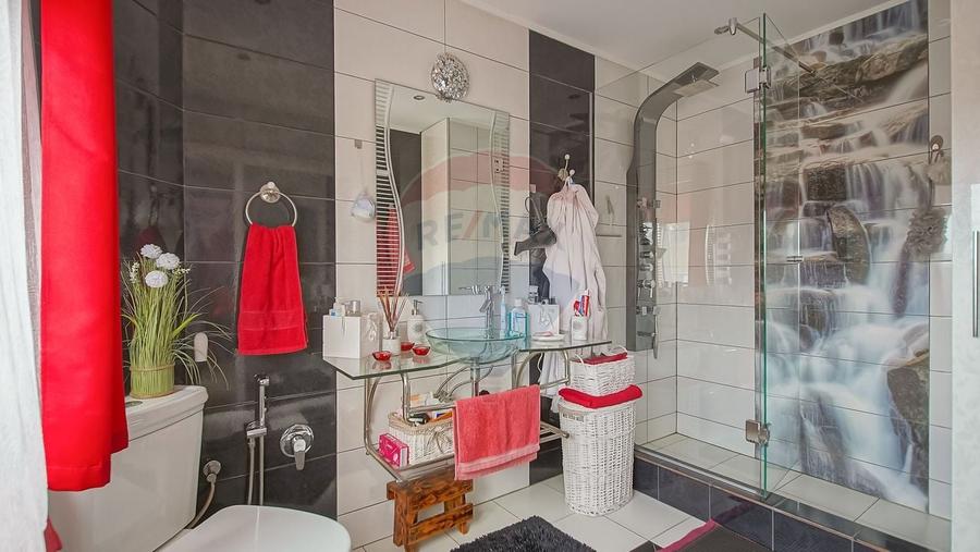 Casă individuală cu 9 camere cu Teren 377 Mp în Nord