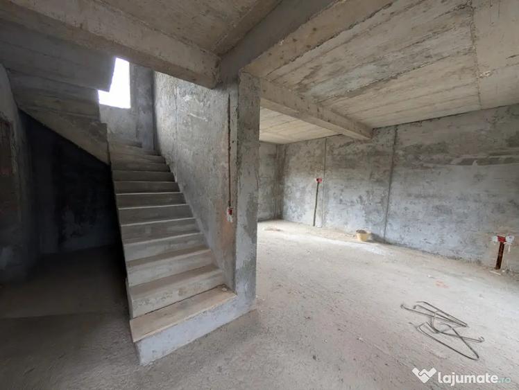 Casă cu 4 camere cu Teren 500 Mp în Măgura