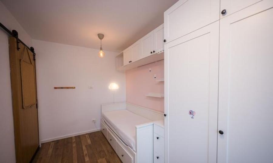 Apartament cu 3 camere semidecomandat, mobilat în Costin Georgian
