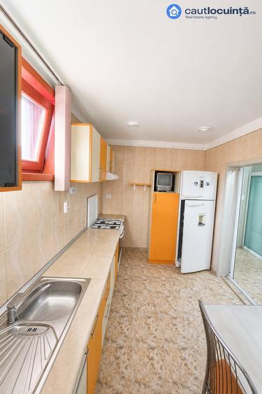 Apartament cu 3 camere în Apărătorii Patriei