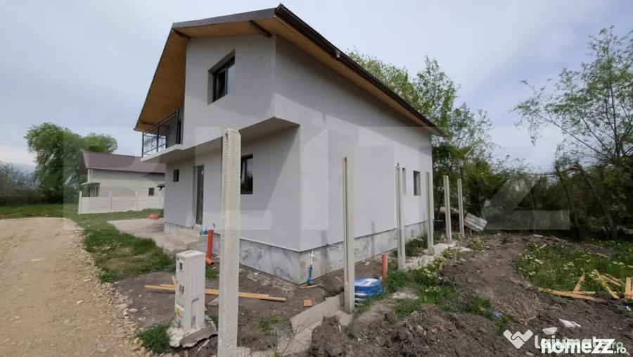 Casă cu 4 camere cu Canalizare în Lazuri