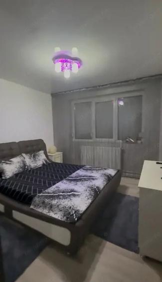 Apartament cu 3 camere semidecomandat, mobilat în Micro 17