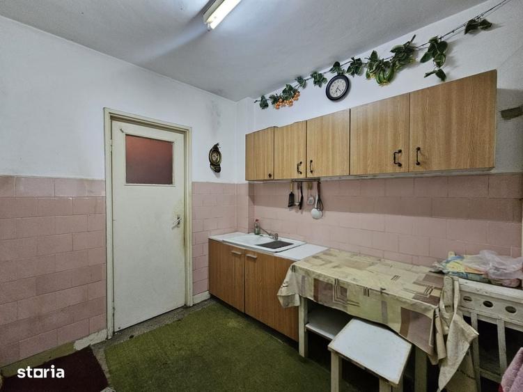 Apartament cu 3 camere semidecomandat în Giulești
