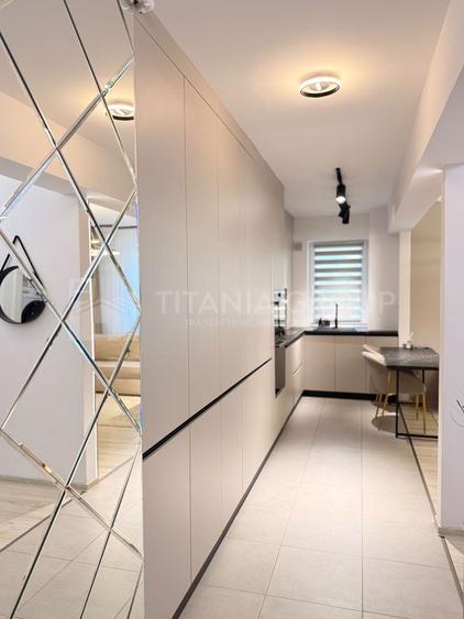 Apartament cu 3 camere semidecomandat în Tractorul