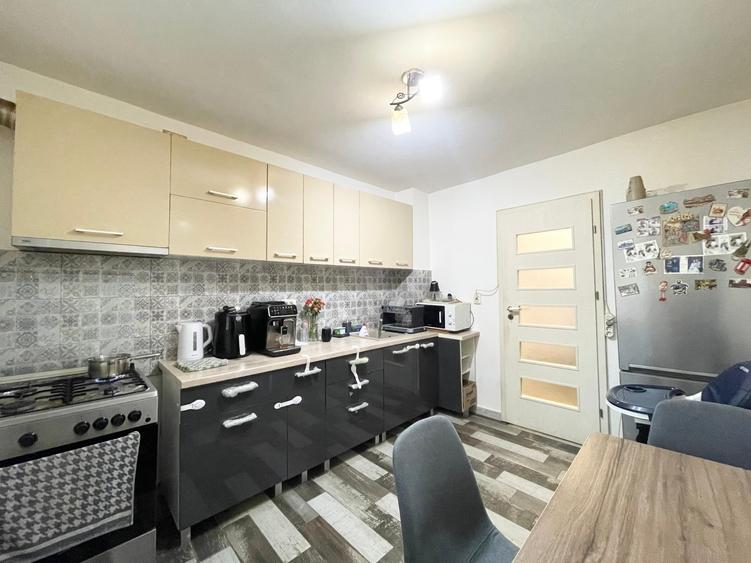 Apartament cu 3 camere decomandat, mobilat în Soarelui