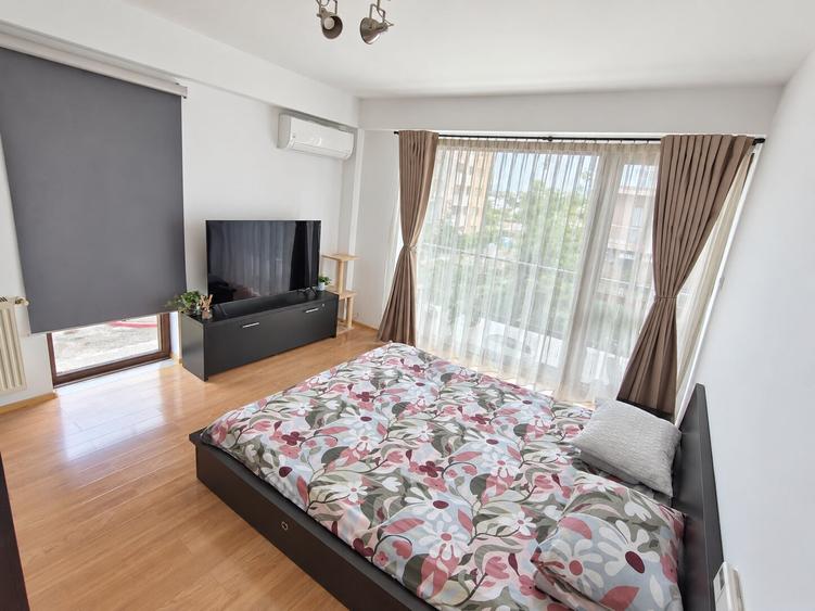 Apartament cu 3 camere semidecomandat în Nord-Est